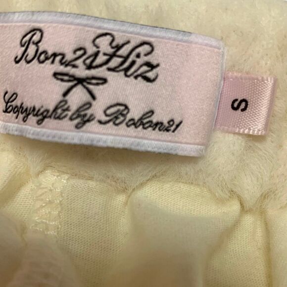 Coquette Kawaii Style White Lace Trim Mini Skirt with Built-In Shorts & Ribbon - Picture 8 of 11